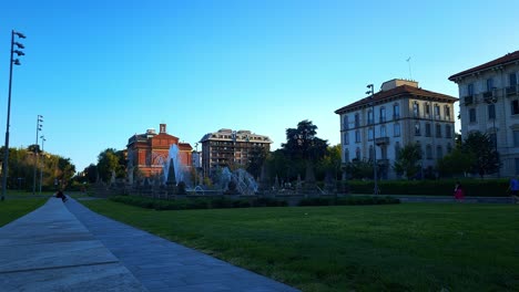 Vida-Urbana,-Parque-Moderno-En-Milán,-Lombardía,-Italia