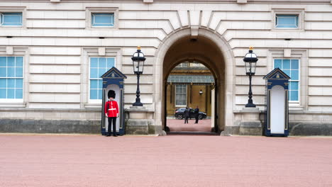 Wachposten-Der-Grenadiergarde-Im-Buckingham-Palace,-London