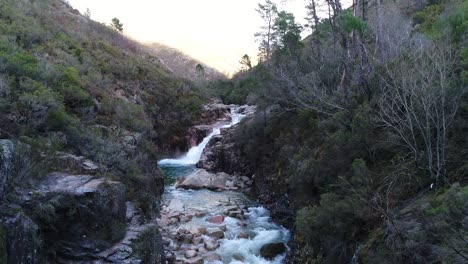 Hermoso-Arroyo-De-Montaña-Que-Fluye-Entre-Rocas