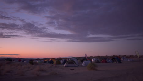 Zeltcamping-Bei-Sonnenuntergang-Auf-Dem-Wüstenmesa-Mit-Großen-Wolken-In-Einem-Violetten-Himmel