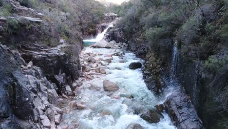 Hermoso-Arroyo-De-Montaña-Que-Fluye-Entre-Rocas