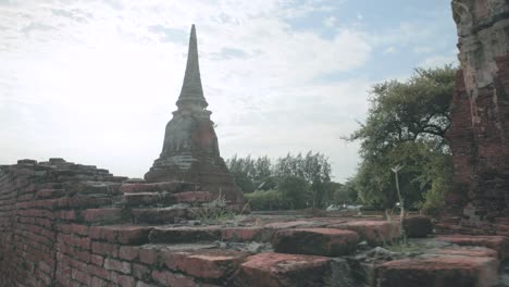 Touristen-An-Einer-Thailändischen-Pagode-Im-Wat-That-Maha-In-Ayutthaya,-Thailand