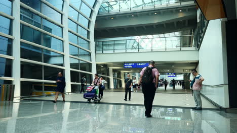 Statische-Aufnahme-Von-Reisenden,-Die-Am-Flughafen-Hongkong-Zu-Ihren-Flügen-Gehen