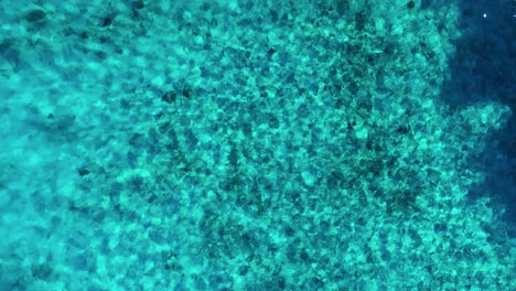 Kristallklares,-Blaues-Karibisches-Wasser-Mit-Lichtstrahlen,-Die-Unten-über-Den-Sand-Tanzen,-Luft-Von-Oben-Nach-Unten-Statisch