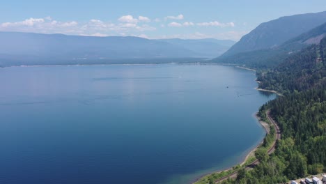 Gelassenheit-Am-See:-Blick-Aus-Der-Luft-Auf-Die-Ruhe-Des-Kleinen-Shuswap-Sees