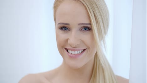 Close-up-Happy-Face-of-Pretty-Blond-Woman