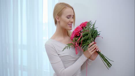 Hübsches-Mädchen-Mit-Blumenstrauß-überrascht