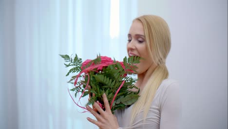 Very-Happy-Woman-Received-a-Bouquet-of-Roses