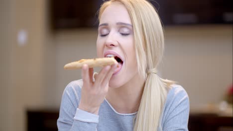 Mujer-Atractiva-Disfrutando-De-Una-Porción-De-Pizza