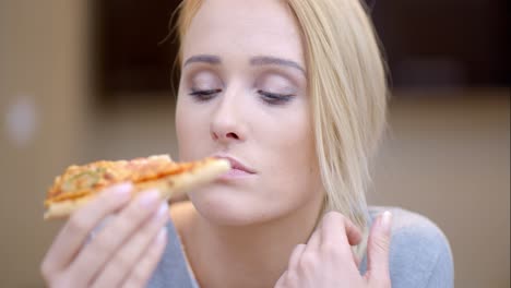 Attraktive-Frau,-Die-Selbstgemachte-Pizza-Isst