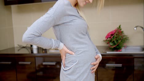 Schwangere-Mutter-Posiert-In-Der-Küche