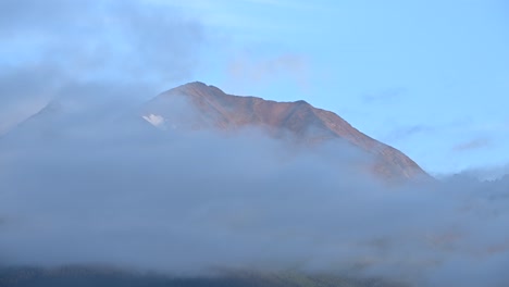 Smithers-BC-Himmel:-Zeitraffer-Von-Wolken,-Die-Den-Hudson-Bay-Mountain-Einhüllen