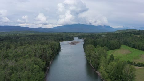 Ruhige-Schönheit-Entlang-Des-Bulkley-River:-Erkundung-Grüner-Wälder-Und-Berge-In-Der-Nähe-Von-Smithers,-BC