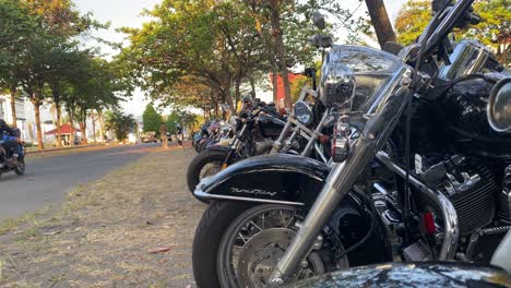 Una-Fila-De-Motocicletas-Clásicas-Estacionadas-En-Un-Evento-Comunitario-De-Motocicletas-Clásicas-Y-Antiguas