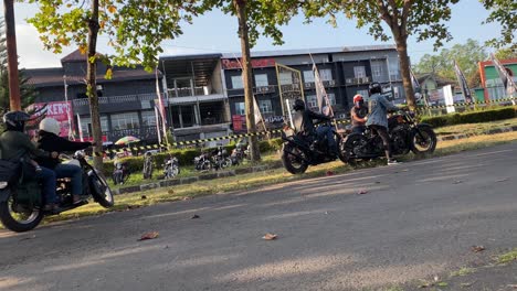 Klassischer-Oder-Oldtimer-Motorradfahrer,-Der-An-Einer-Gemeinschaftsveranstaltung-Teilnimmt