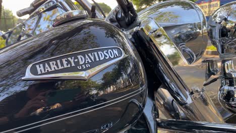 Emblem-Mit-Der-Aufschrift-„Harley-Davidson“-Auf-Der-Karosserie-Des-Motorrads