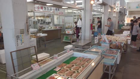 Der-Lokale-Fischmarktkomplex-Wakasa-Fishermans-Wharf-Mit-Geschäften-Verkauft-Rohe-Meeresfrüchte