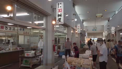 Nahrungsmittelkrise-Und-Inflationskonzept-In-Japan-Asien-Leute-Kaufen-Meeresfrüchte-Auf-Dem-Lokalen-Markt