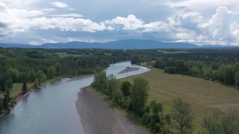 River-Serenity:-Entdecken-Sie-Die-Schönheit-Der-Wasserlandschaften-Des-Bulkley-River-In-Der-Nähe-Von-Smithers,-BC