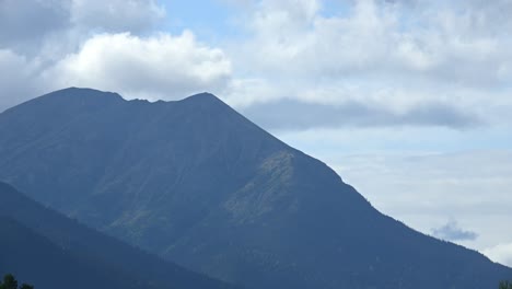 Cielos-En-Constante-Cambio:-Timelapse-De-Nubes-Sobre-La-Montaña-De-La-Bahía-De-Hudson,-Smithers-BC