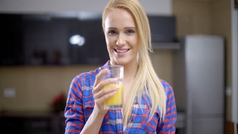 Hübsche-Blonde-Frau-Trinkt-Saft-In-Einem-Glas