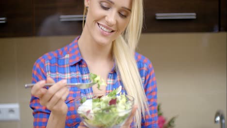 Mujer-Rubia-Feliz-Comiendo-Ensalada-De-Verduras-Saludable