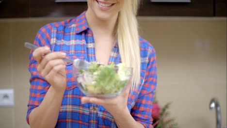 Glückliche-Blonde-Frau-Isst-Gesunden-Gemüsesalat