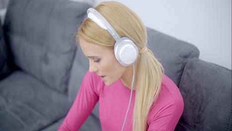 Frau-Hört-Musik-Vom-Telefon-Mit-Headset