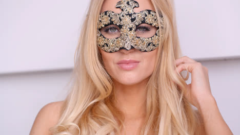Wunderschöne-Oben-Ohne-Blonde-Frau-In-Karnevalsmaske