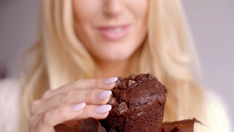 Mano-Femenina-Sosteniendo-Un-Pedazo-De-Cupcake-De-Chocolate
