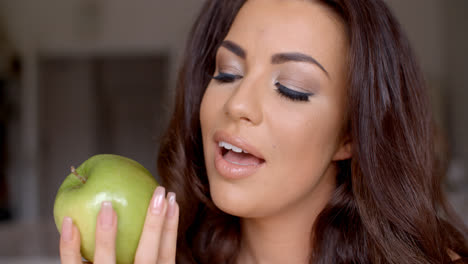 Hermosa-Mujer-Comiendo-Una-Manzana-Verde-Saludable