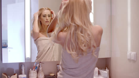 Blonde-Frau-In-Handtuch-Gehüllt-Vor-Einem-Spiegel
