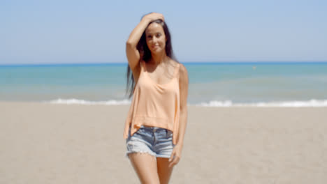 Pretty-Woman-in-Casual-Summer-Wear-at-the-Beach