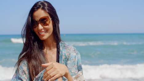 Lächelndes-Hübsches-Mädchen-Am-Strand-Trägt-Eine-Sonnenbrille