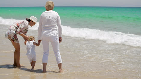 Großmutter-Mutter-Und-Kleines-Mädchen-Spielen-Am-Strand