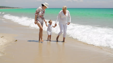 Oma,-Mutter-Und-Kleines-Mädchen-Spazieren-Am-Strand