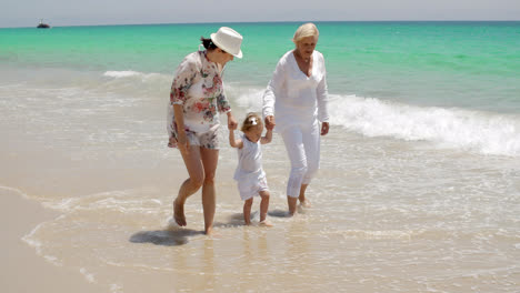 Oma,-Mutter-Und-Kleines-Mädchen-Spazieren-Am-Strand