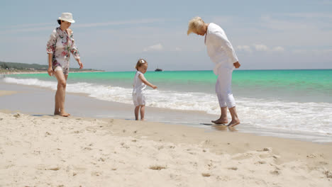 Oma-Und-Tochter-Im-Sommerurlaub-Am-Strand