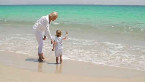 Großmutter-Und-Kleines-Mädchen-Genießen-Am-Strand