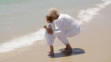 Oma-Und-Kleines-Mädchen-Haben-Spaß-Am-Strand