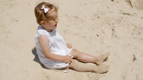 Lachendes-Kleines-Mädchen,-Das-Spaß-Am-Strand-Hat
