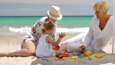 Kleine-Familie-Hat-Spaß-Am-Strandsand