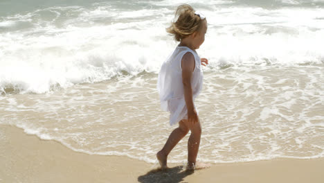 Adorable-young-girl-on-her-summer-vacation