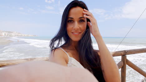 Mujer-Bastante-Joven-En-La-Playa-Tomando-Selfie