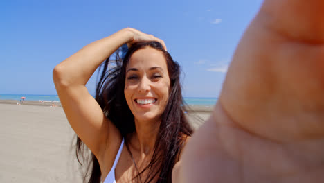 Mujer-Sonriente-Tomando-Autorretrato-En-La-Playa-Ventosa