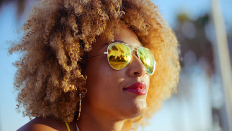 Nahaufnahme-Porträt-Eines-Exotischen-Mädchens-Mit-Afro-Haarschnitt