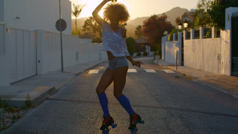 Sexy-Roller-Skate-Girl-Dancing-on-the-Street
