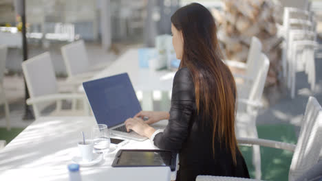 Businesswoman-typing-on-her-laptop-computer