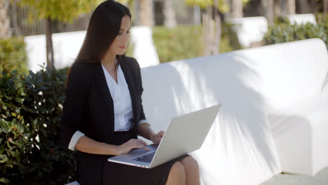 Businesswoman-working-on-a-laptop-in-a-park