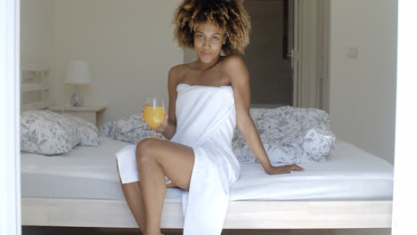 Entspannte-Frau-Trinkt-Orangensaft